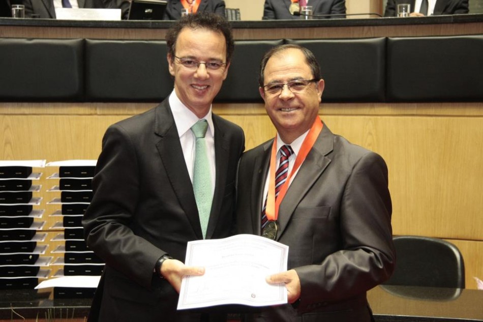 Pr. Juvenil Pereira recebe Medalha Mérito Legislativo